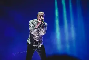 Chester Bennington performing “Crawling” live with emotional intensity.