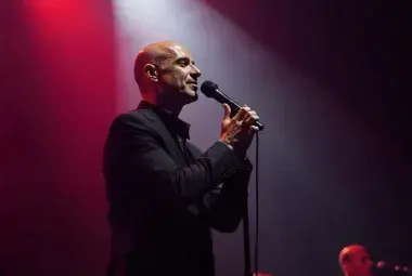 Eros Ramazzotti performing Por Ti Me Casaré with a romantic atmosphere.