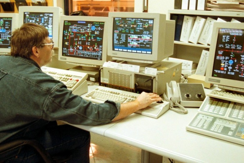 What was the acronym commonly used for the 2000 software problem that many thought would cause computers to become inoperable?