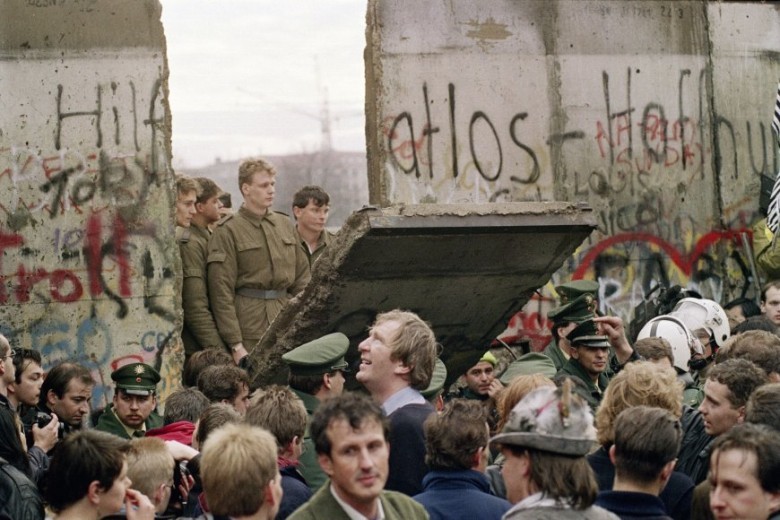 What year did the Berlin Wall fall?