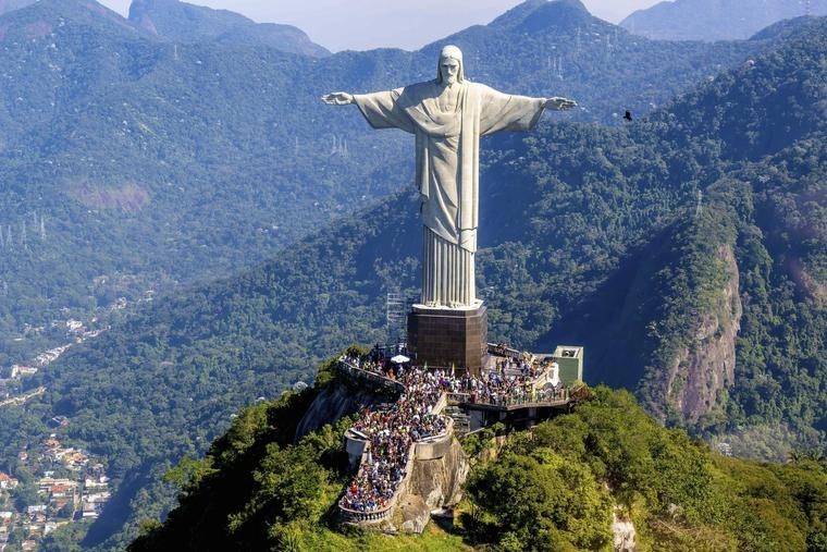 Christ the Redeemer statue overlooks which city?