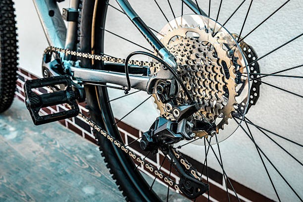 On average, how many parts does a typical bicycle have?